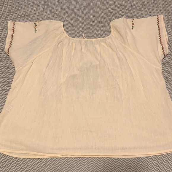 Flaw. Kaktus Plus flowy, embroidered top. Light peach with orange flowers. Cute! - Picture 2 of 5